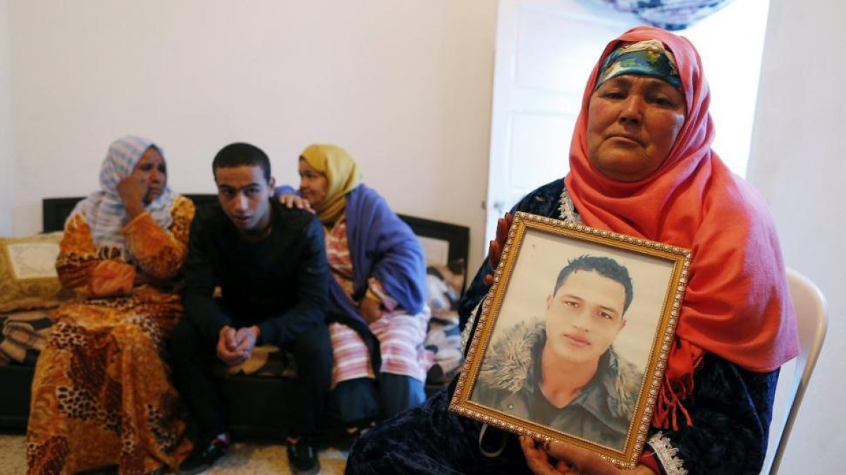 Nour Al Houda, madre de Anis Amri, muestra un retrato de su hijo, buscado como autor del atentado de Berlín, el jueves en Túnez.-EFE / MOHAMED MESSARA