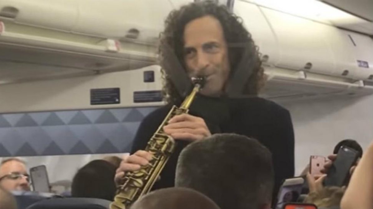 Kenny G y su saxofón, en pleno concierto improvisado.-TMZ