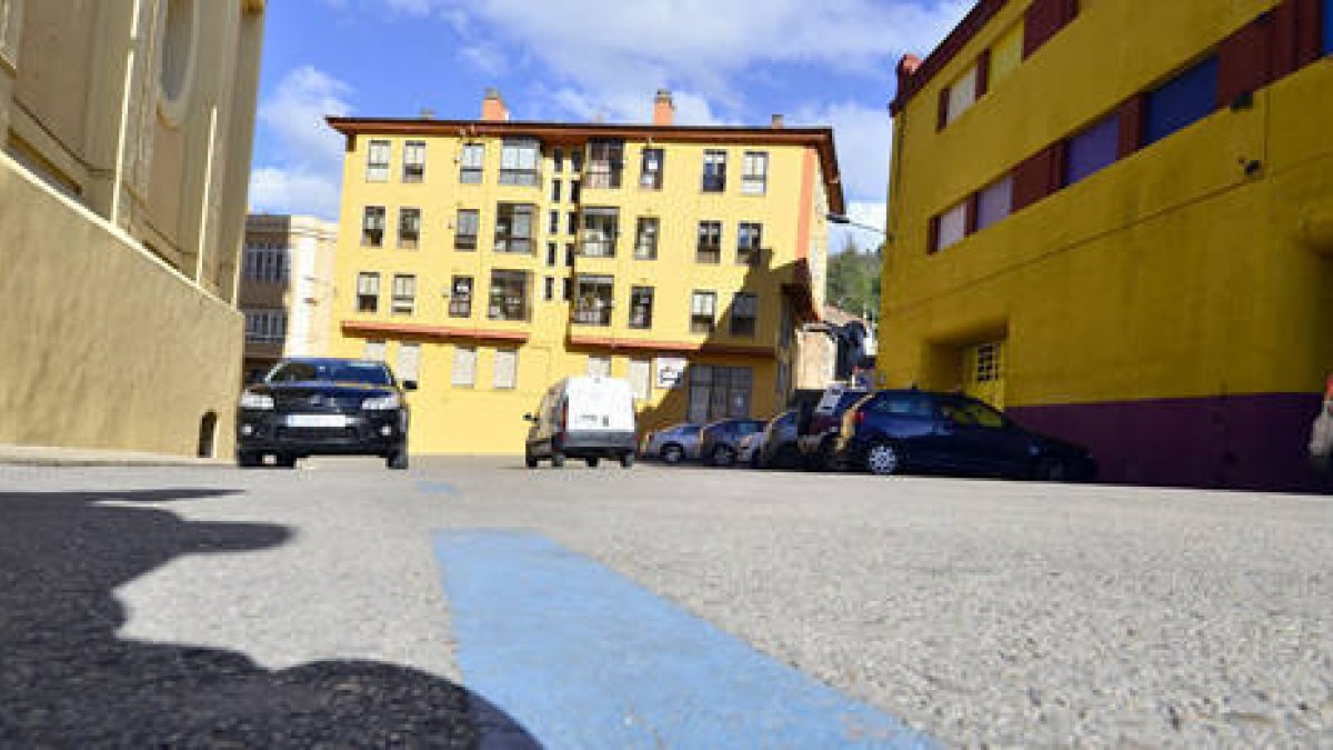 La zona azul cuenta con 708 plazas de aparcamiento en la capital. / VALENTÍN GUISANDE-