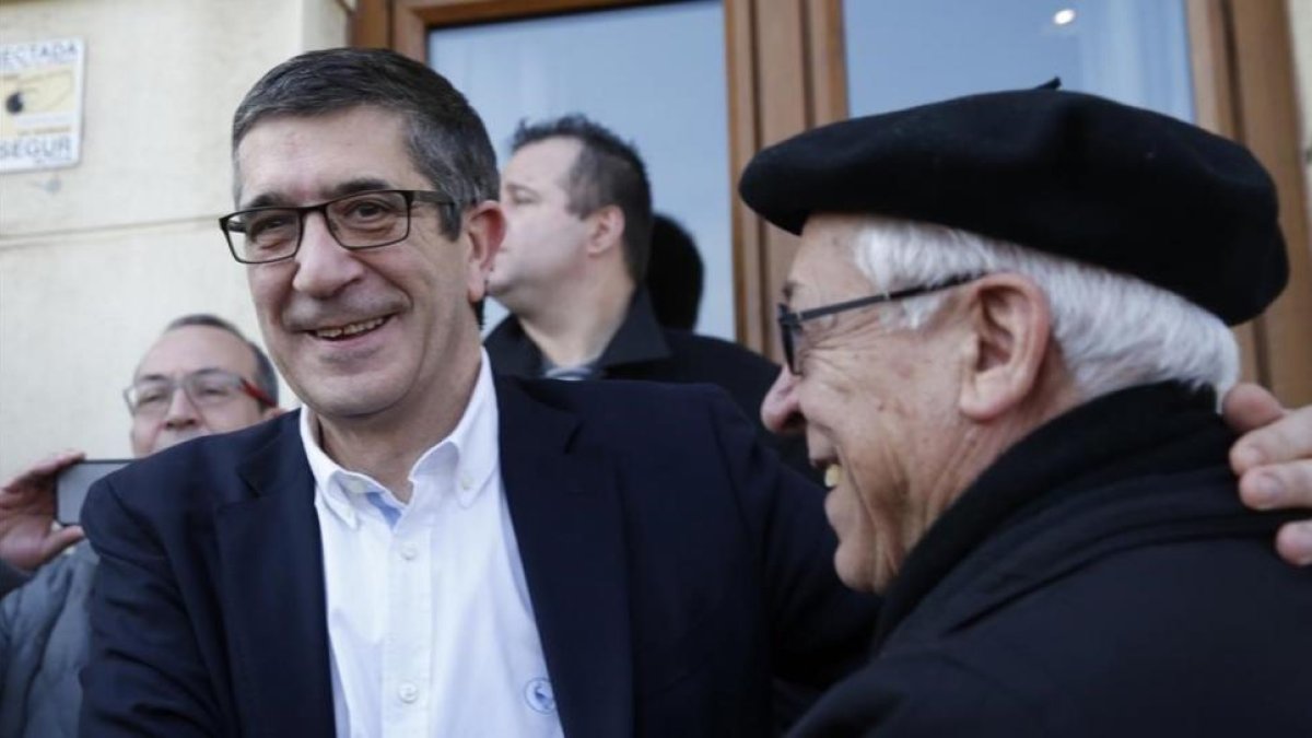 Patxi López saluda a un vecino en Portugalete en su primer acto de campaña.-LUIS TEJIDO