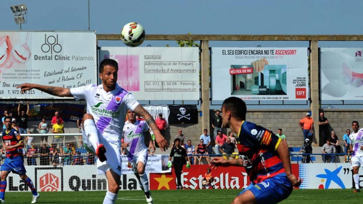 Cicinho, que no tuvo su tarde, intenta superar a un jugador del Llagostera.-Área 11