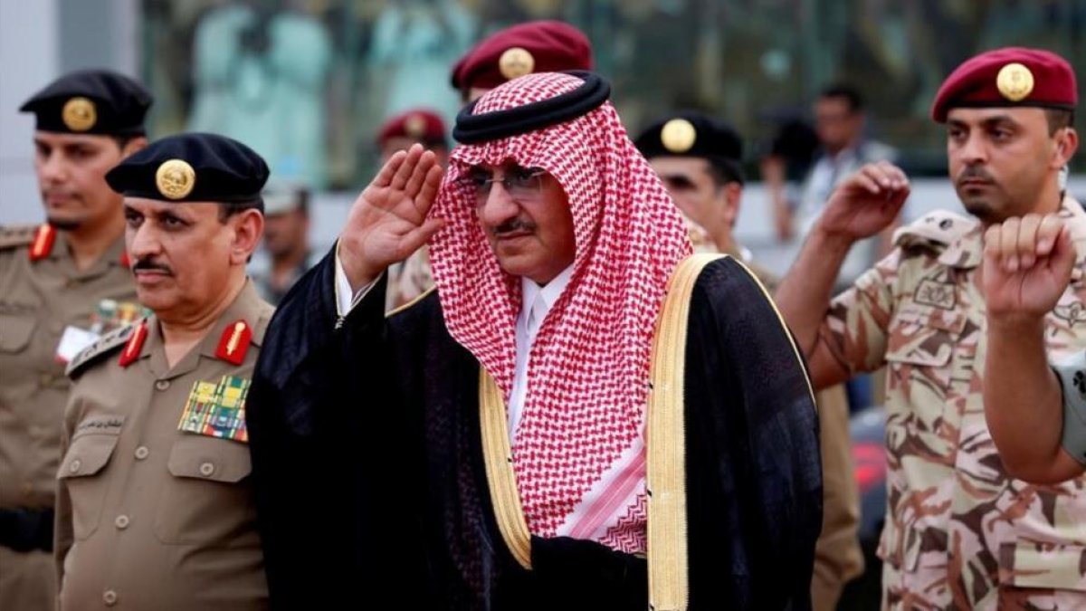 El príncipe saudí Mohamed Bin Nayef preside una parada militar en La Meca en el 2016.-REUTERS / AHMED JADALLAH