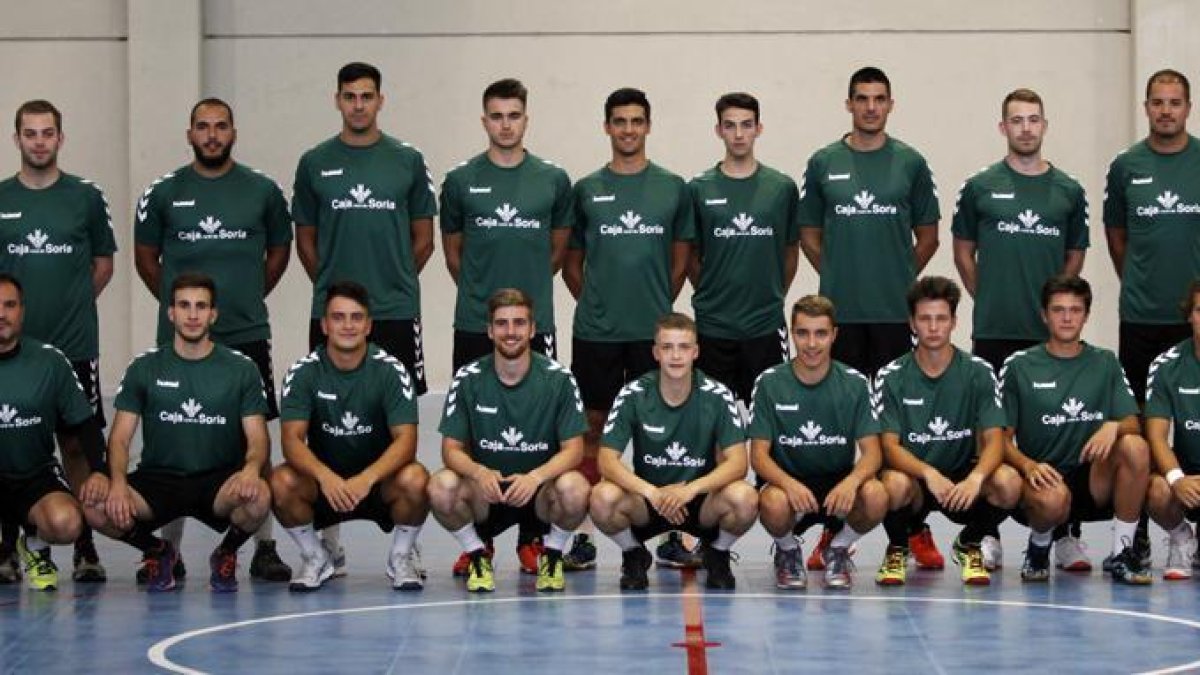 La plantilla del BM Soria, ayer, en la pista del San Andrés.-MARIÇ