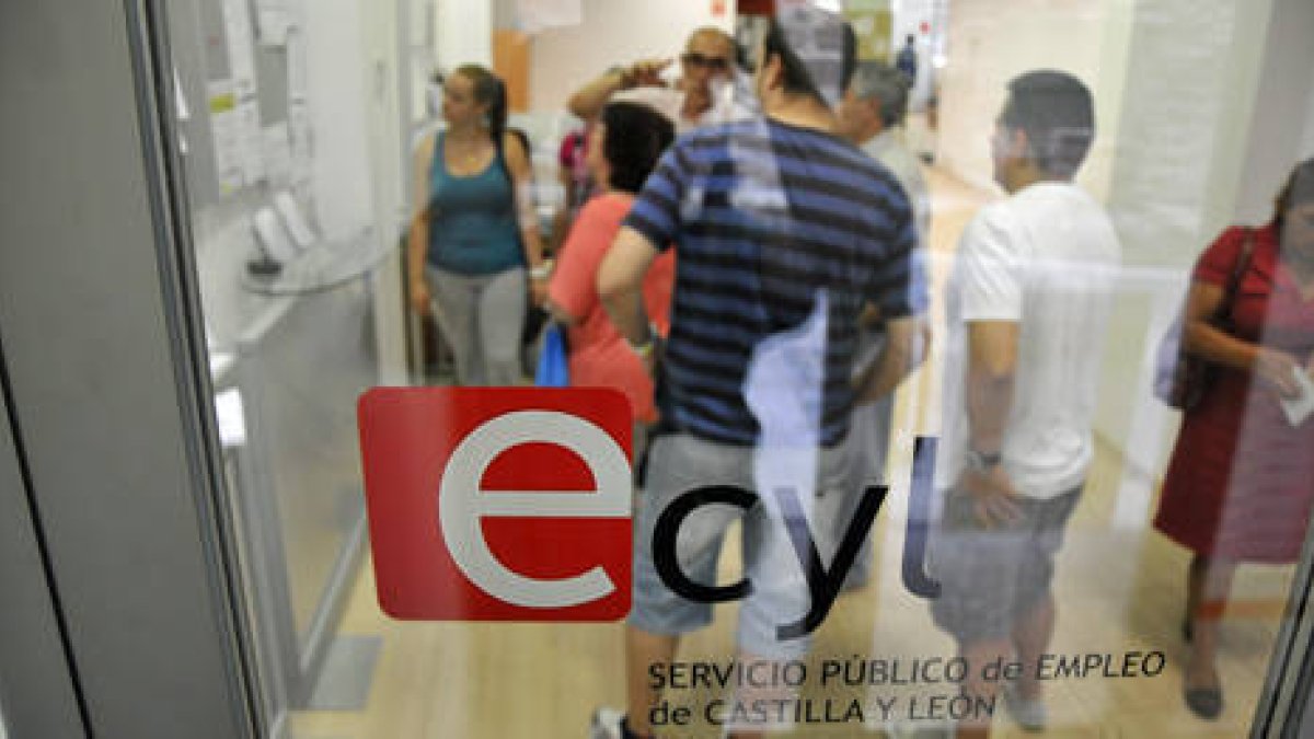 Un grupo de personas en la Oficina del Servicio Público de Empleo. / VALENTÍN GUISANDE-