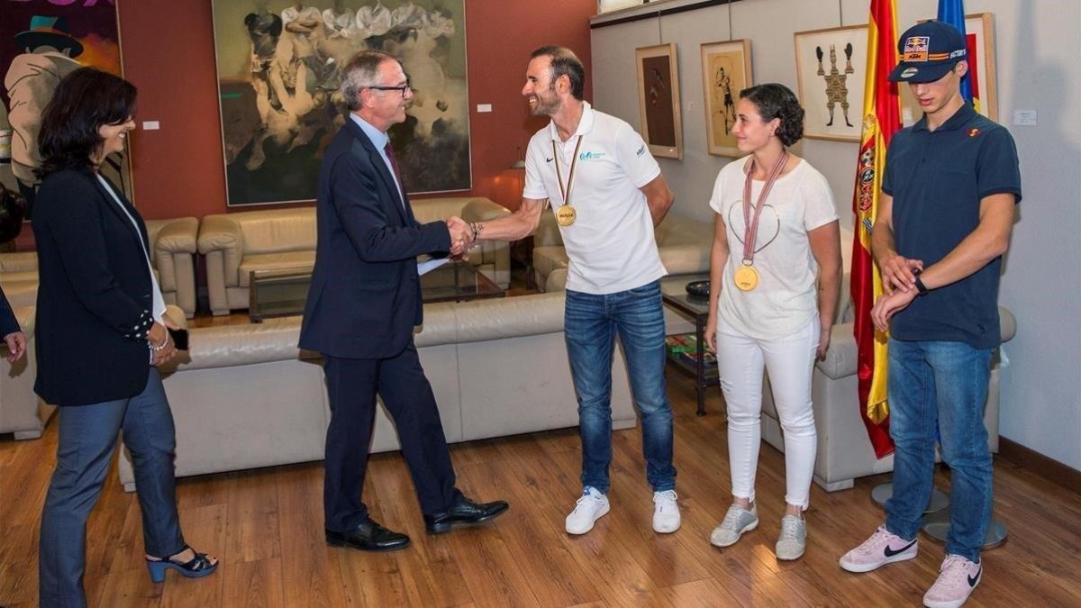 Rienda (SCD) y el ministro Guirao saludan a los tres campeones del mundo.-