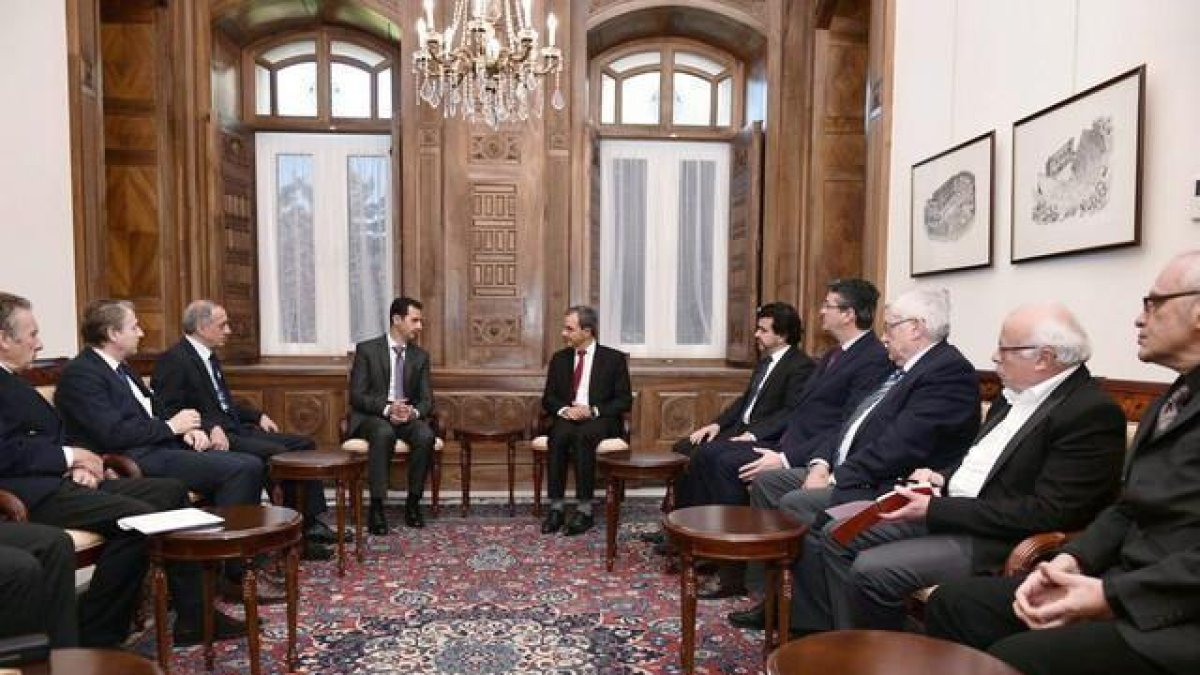 El presidente de Siria, Bashar al Asad, junto a una delegación de diputados franceses, este sábado en Damasco.-SANA