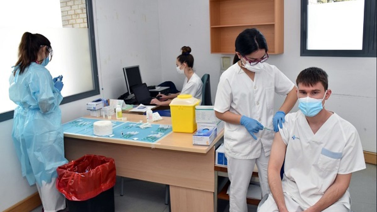 Imagen Soria concluye la vacunación de los sanitarios en primera linea - Mario Tejedor