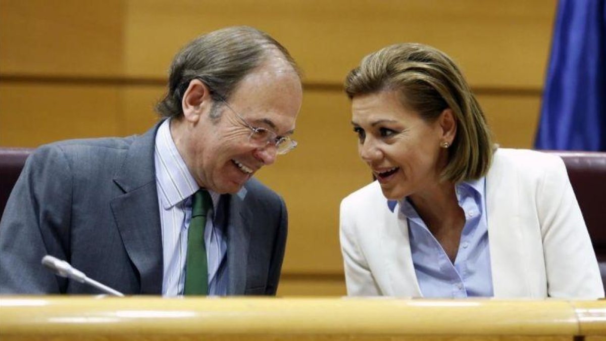 El presidente del Senado, Pío García Escudero, junto a la minstra de Defensa, Dolores de Cospedal.-JUAN MANUEL PRATS