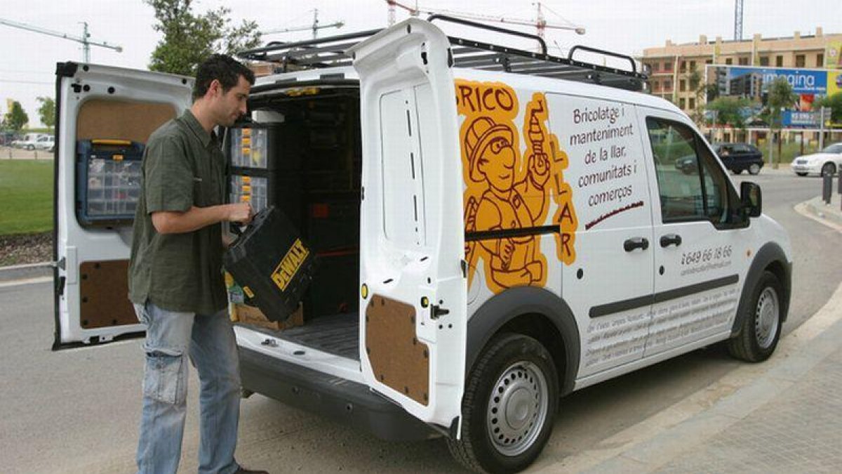 Autónomo dedicado al bricolaje carga su furgoneta. HDS