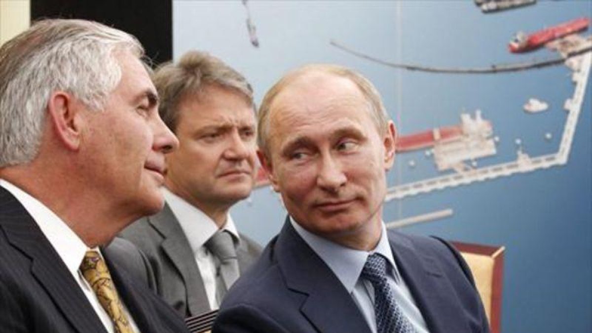 El nuevo secretario de Estado de EEUU, Rex Tillerson, al lado del presidente de Rusia, Vladmir Putin.-EFE / MIKHAIL KLIMENTYEV