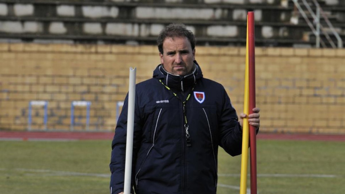 Marc Mateu controla el balón ante la oposición de un jugador del Lorca en el partido de la primera vuelta en Soria-VALENTÍN GUISANDE