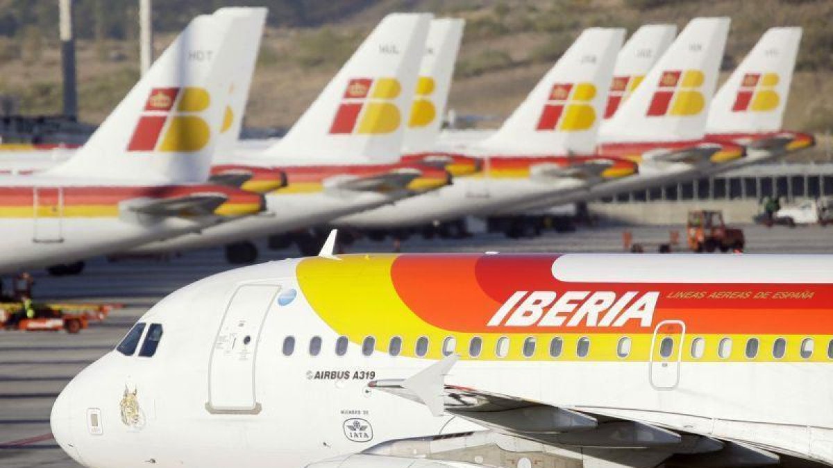 Imagen de archivo de aviones de Iberia, una de las aerolíneas que forman parte del grupo empresarial IAG.-VICTOR R. CAIVANO (AP)