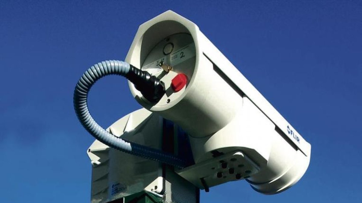 Puestos de videovigilancia automática dotados con sensores visibles y térmicos capaces de medir con precisión la temperatura a distancias de hasta 20 kilómetros.-EL MUNDO