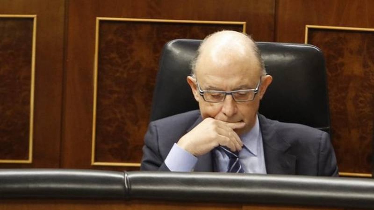 El ministro de Hacienda y Administraciones Públicas, Cristóbal Montoro, en el Congreso.-Foto: AGUSTÍN CATALÁN