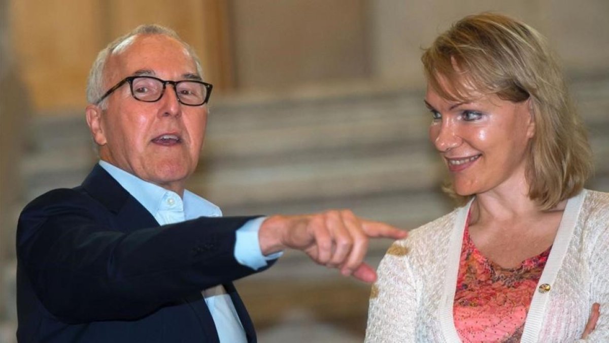 Frank McCourt habla con Margarita Louis-Dreyfus en el Ayuntamiento de Marsella, este lunes.-AFP / BERTRAN LANGLOIS