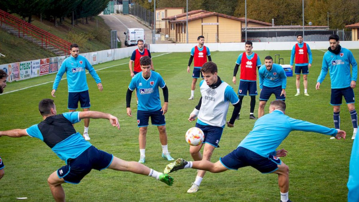 Intenso entrenamiento del CD Numancia. MARIO TEJEDOR