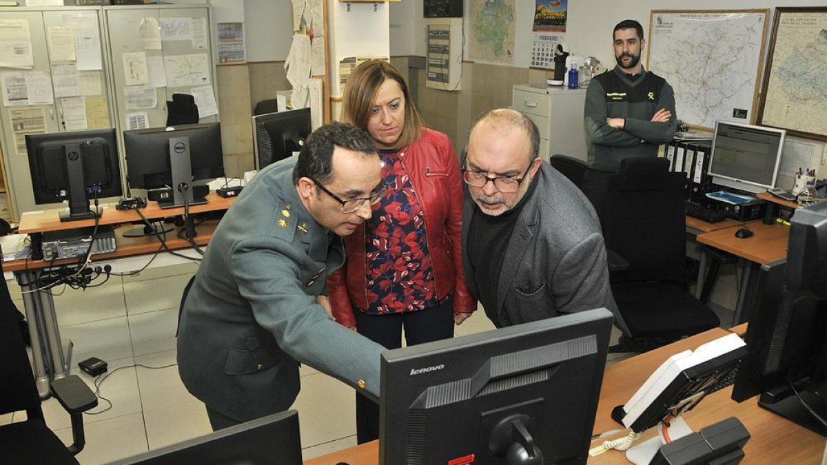 Velarde, Barcones y Latorre, ayer, en las dependencias de la Comandancia de la Guardia Civil de Soria.-VALENTIN GUISANDE