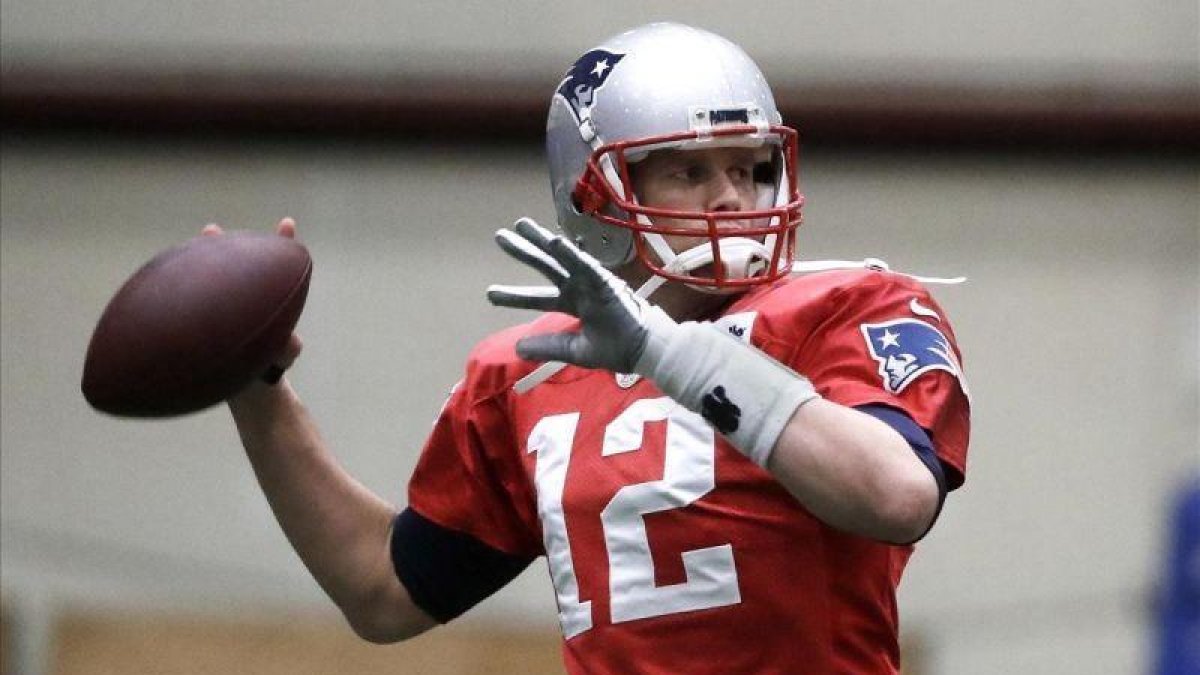 Tom Brady se dispone a pasar durante un entrenamiento en Minneapolis el miércoles.-MARK HUMPHREY / AP