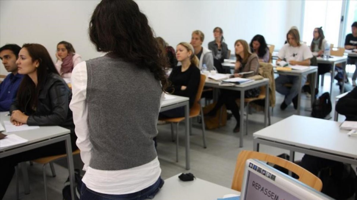 Una clase con alumnos del programa Erasmus.-MARTA RUBIROLA