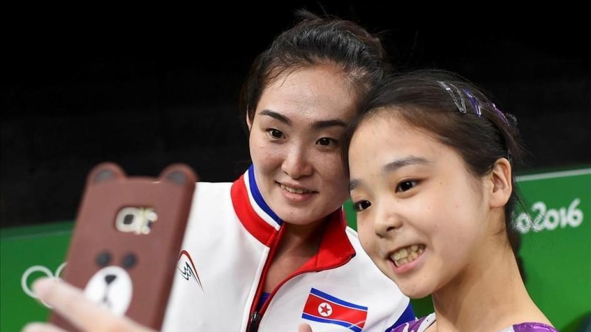 La norcearana Hong Un Jong, a la izquierda, y la sucoreana Lle Eun-Ju se hacen el 'selfie' el pasado día 5 antes de empezar a competir.-DYLAN MARTINEZ