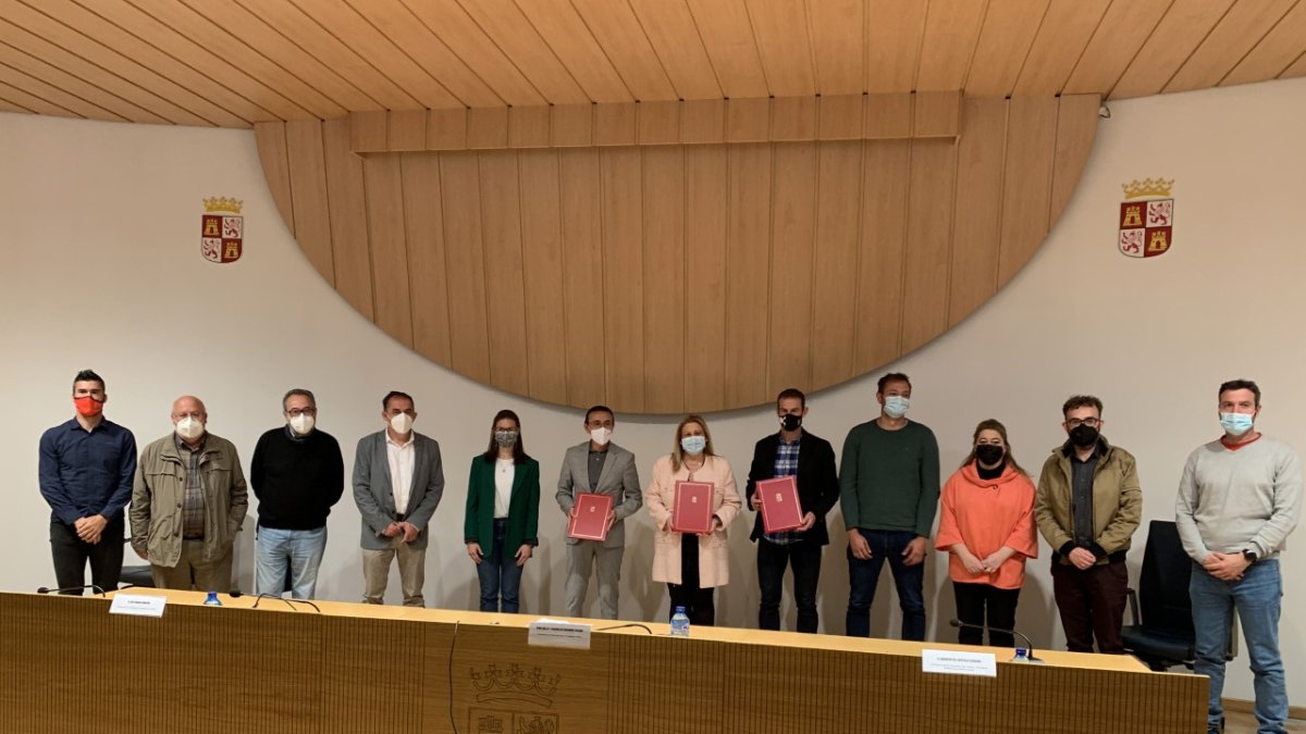 La firma del convenio y la presentación de la concentración nacional de triatlón tuvo lugar en la Delegación Territorial de la Junta. HDS