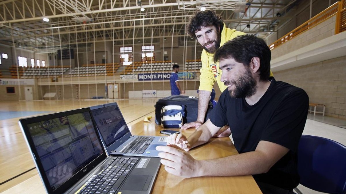 Elías Terés y Manolo Sevillano, analizando los datos en Los Pajaritos.-MARIO TEJEDOR
