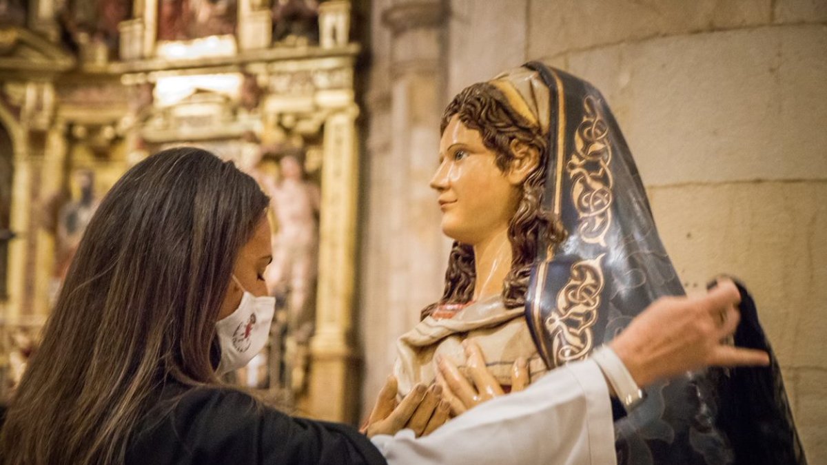 La representante de la Junta de Cofradías retira el velo a la Virgen. GONZALO MONTESEGURO