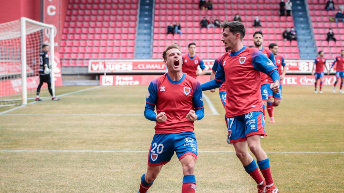 Jordi Tur celebra un gol con el Numancia. GONZALO MONTESEGURO