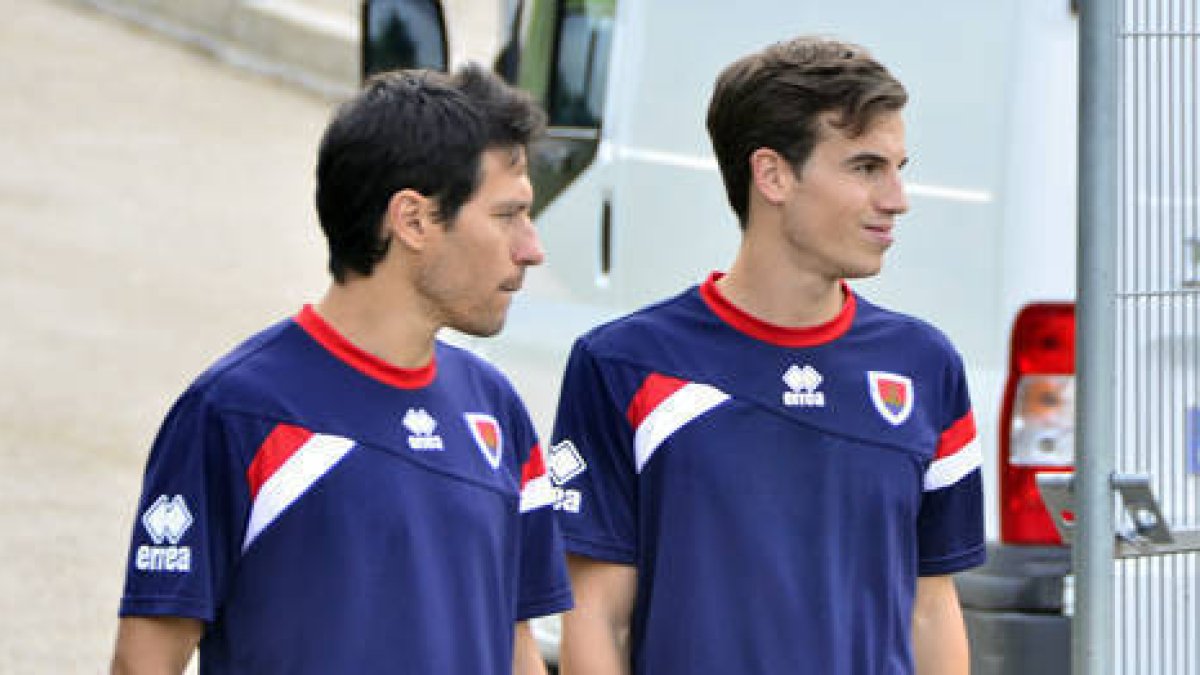 Javier del Pino junto a Iñigo Pérez ayer en la Ciudad Deportiva. / ÁLVARO MARTÍNEZ-