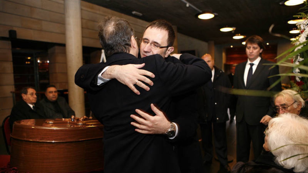El director general del Instituto Nacional de las Artes Escénicas y de la Música, Félix Palomero (segundo Izda) visita la capilla ardiente de Alonso. / ICAL-