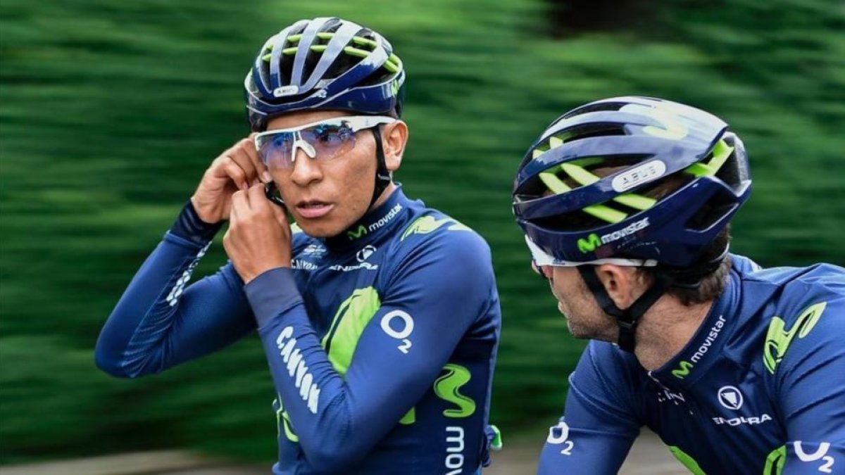 Nairo Quintana charla con Alejandro Valverde, durante un entrenamiento en Düsseldorf.-AFP / PHILIPPE LÓPEZ