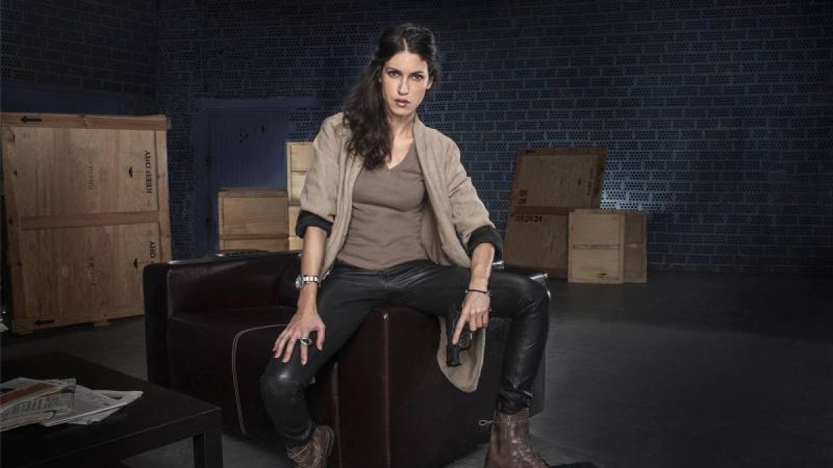 La actriz Nerea Barros, caracterizada como la espía Hidalgo, en la serie 'El Príncipe'.-Foto: MEDIASET / DAVID VEGAL