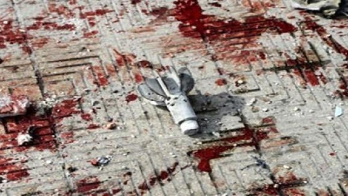 Uno de los proyectiles que ha impactado en la escuela.-