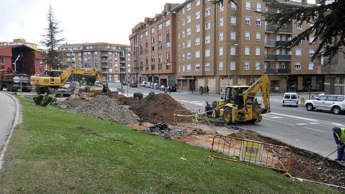 Obras en el entorno del centro cívico Bécquer. / VALENTÍN GUISANDE-