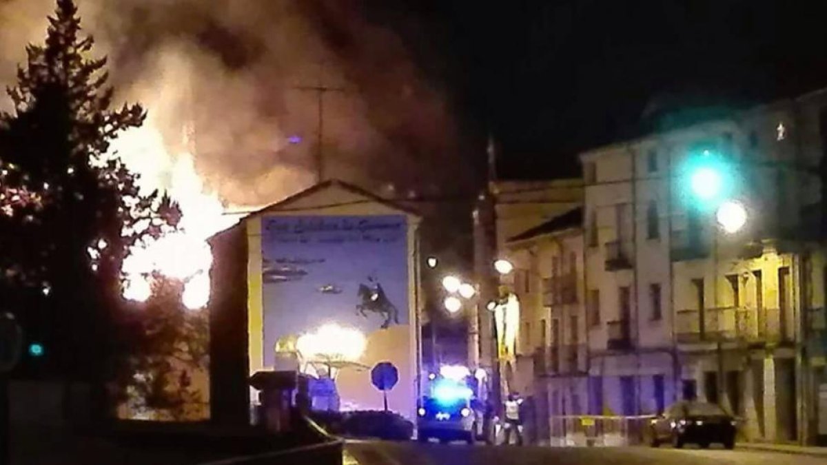 Los bomberos de El Burgo y San Esteban trabajaron durante todo el día-A. M.