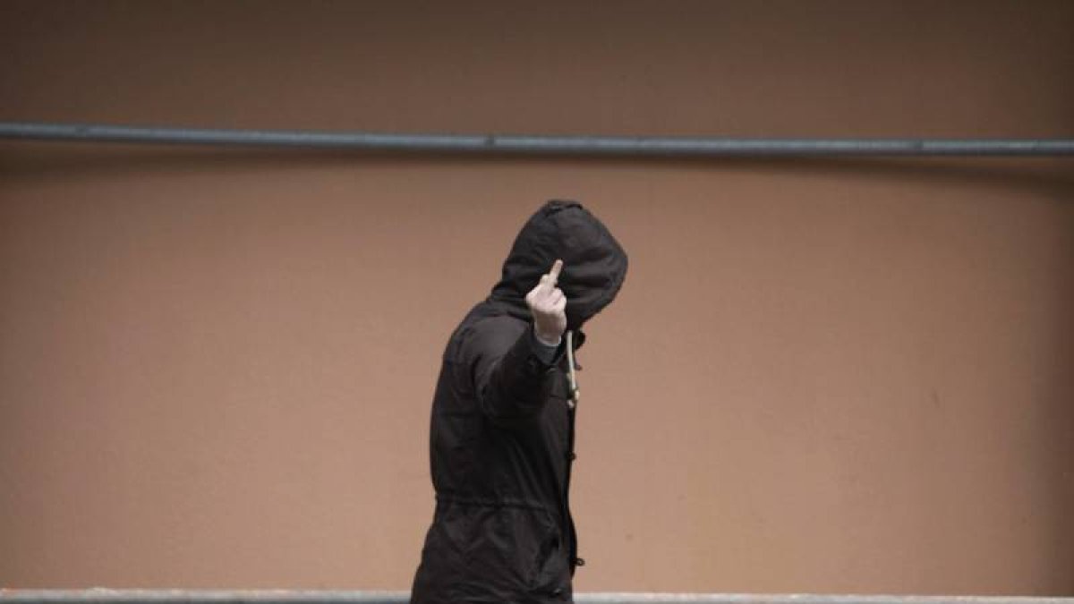 uno de los detenidos abandonando la comisaría de Lonzas.-Foto: EFE