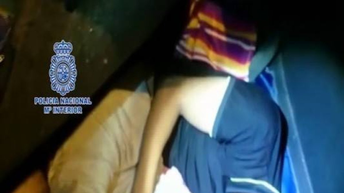 Imagen difundida por la policía del inmigrante oculto en el hueco de una rueda de recambio.-POLICÍA NACIONAL