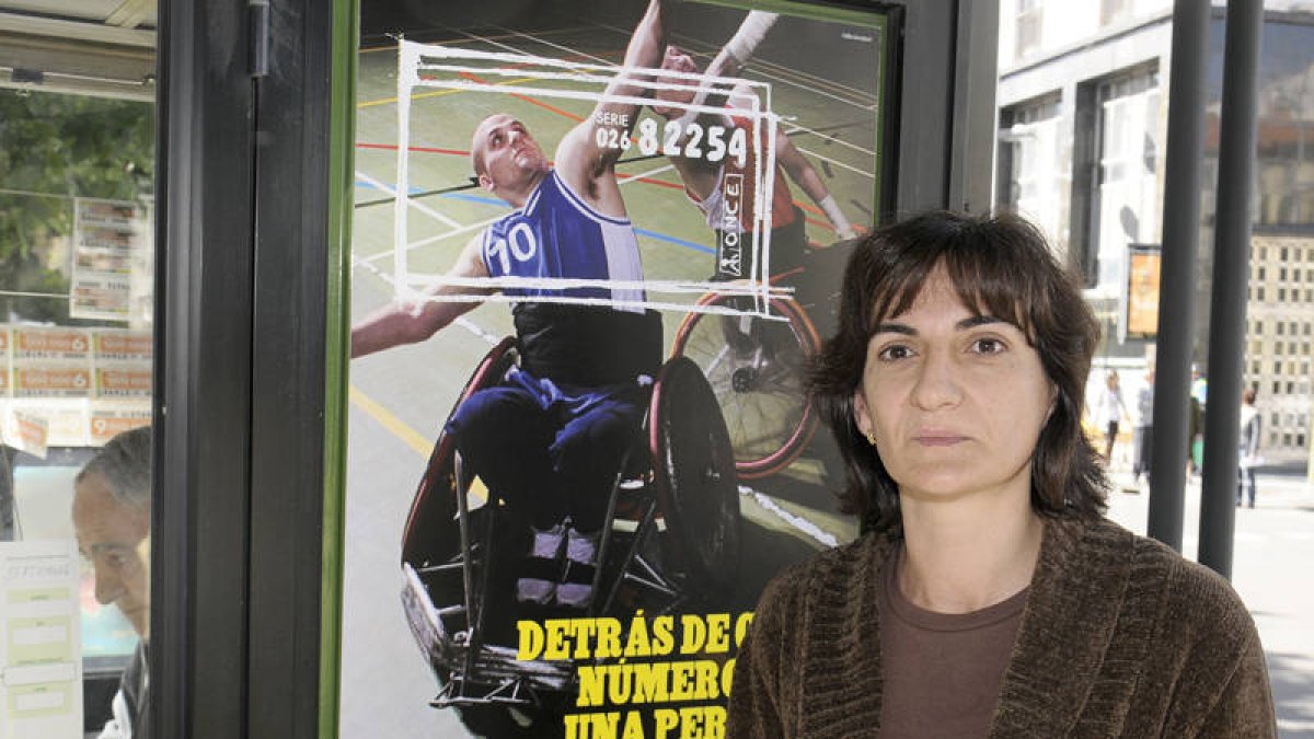 Ana Isabel Sanz posa junto a su kiosco. / ÁLVARO MARTÍNEZ-