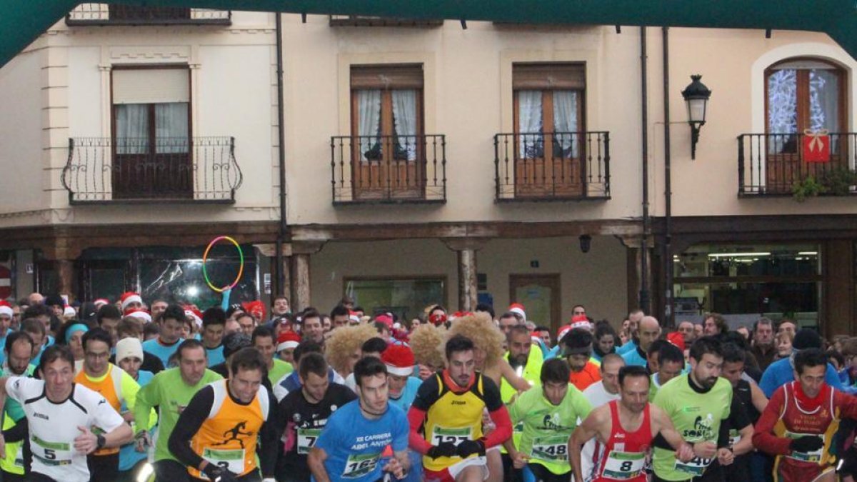 Imagen de la salida de la categoría absoluta masculina desde la plaza Mayor de San Esteban.-Jaime Hernández