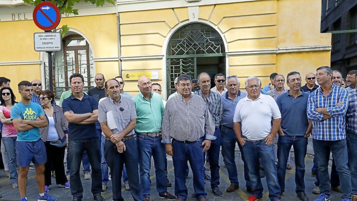 Agricultores vallisoletanos a las puertas de la sede de la CHD.-J.M. LOSTAU