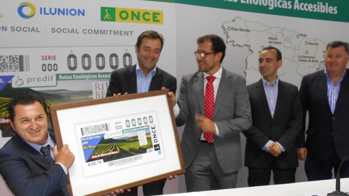 Francisco Sardón, Javier Ramírez, Ismael Pérez y Enrique Pascual, ayer, durante la presentación del cupón en Roa.-L.V.