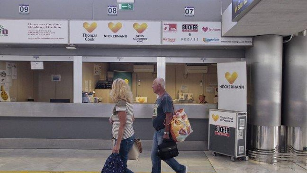 Mostrador de Thomas Cook en el aeropuerto de Tenerife Sur.-MARÍA PISACA / EL DÍA DE TENERIFE
