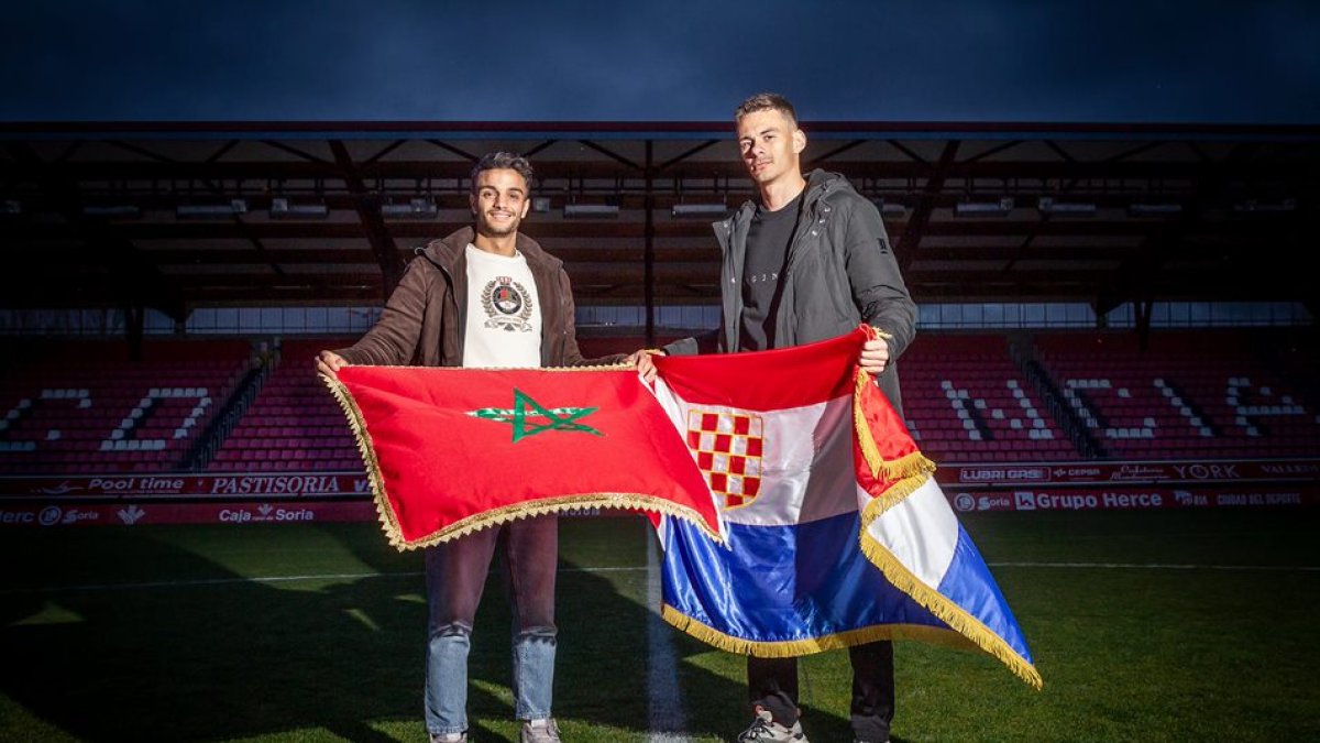 Moha y Simic con las banderas de Marruecos y de Croacia en el campo de Los Pajaritos. GONZALO MONTESEGURO