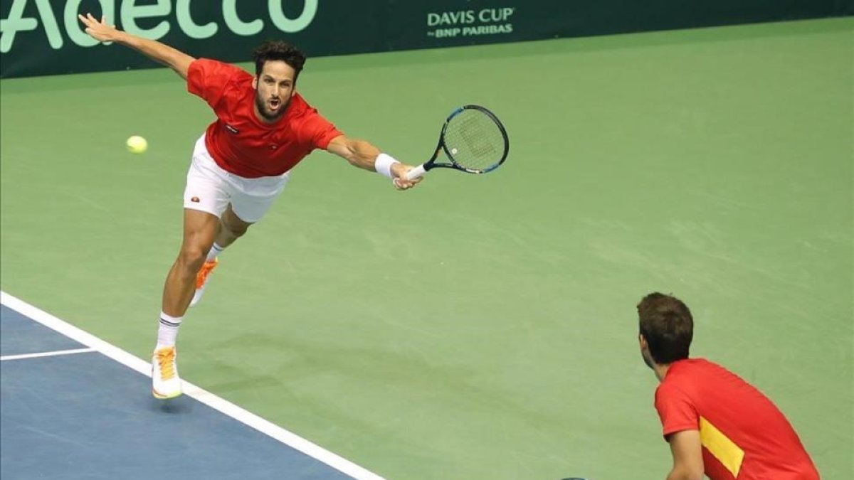 Feli López y Marc López en un instante del encuentro de doble ante Croacia.-ANTONIO BAT / EFE