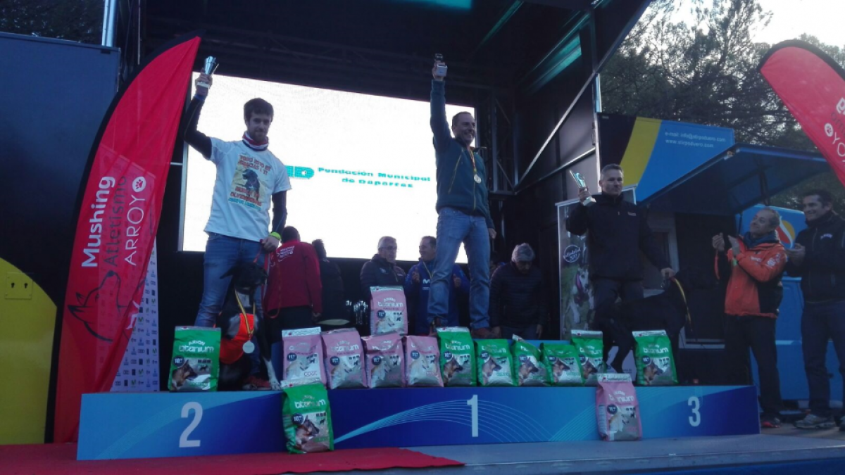 Momento en el que el musher soriano Jorge García recoge, ayer, la medalla de plata del Nacional en tierra.-HDS