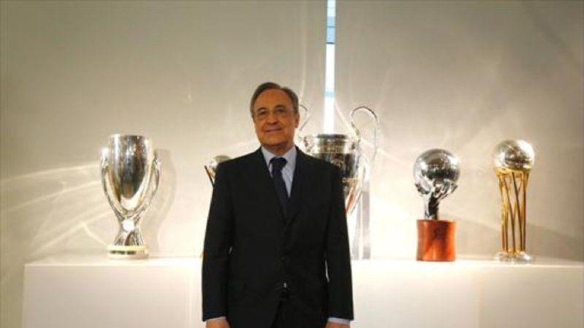 Florentino posa con los últimos trofeos del Madrid.-JUAN MANUEL PRATS