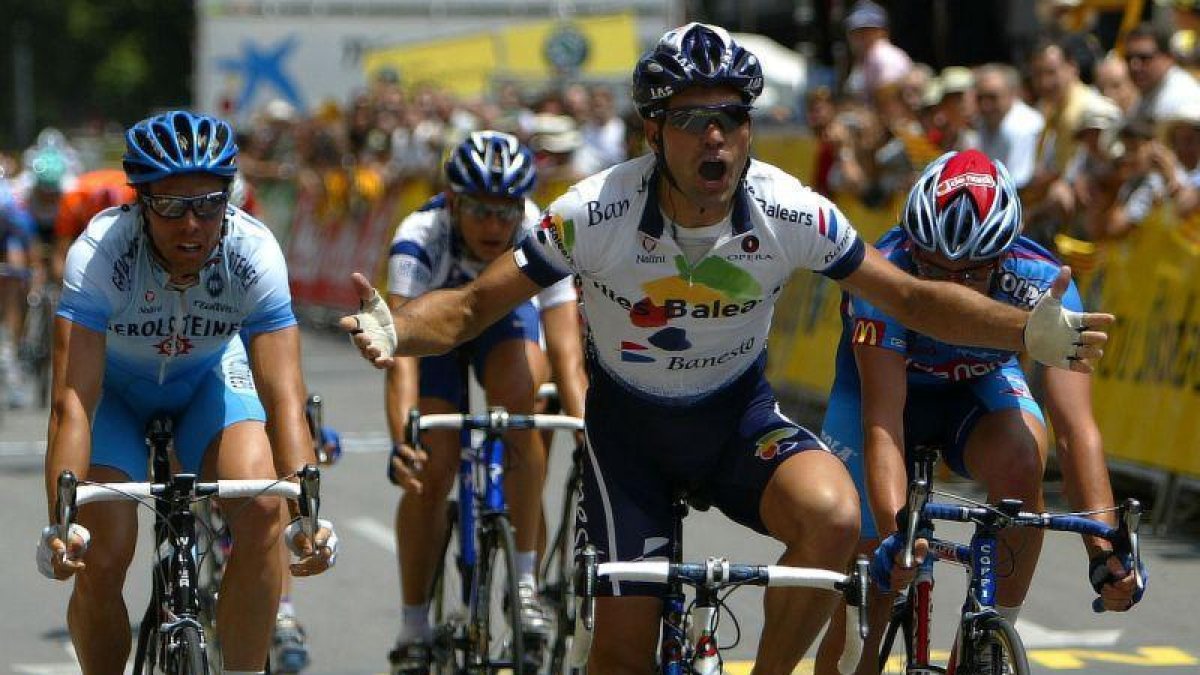 Isaac Gálvez gana la última etapa de la Volta del 2004, en Barcelona.-ARCHIVO / BERNAT ARMANGUÉ