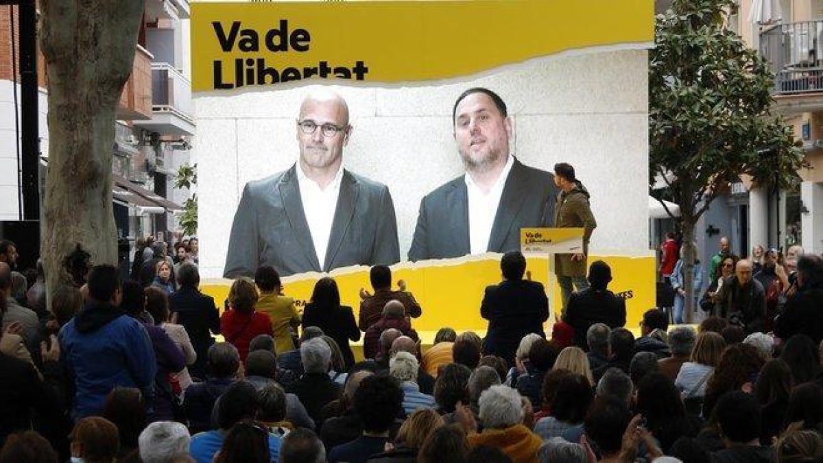 Oriol Junqueras y Raül Romeva intervienen por videoconferencia desde la prisión en un acto electoral de ERC en Cambrils, el pasado 21 de abril.-ACN / GUILLEM ROSET