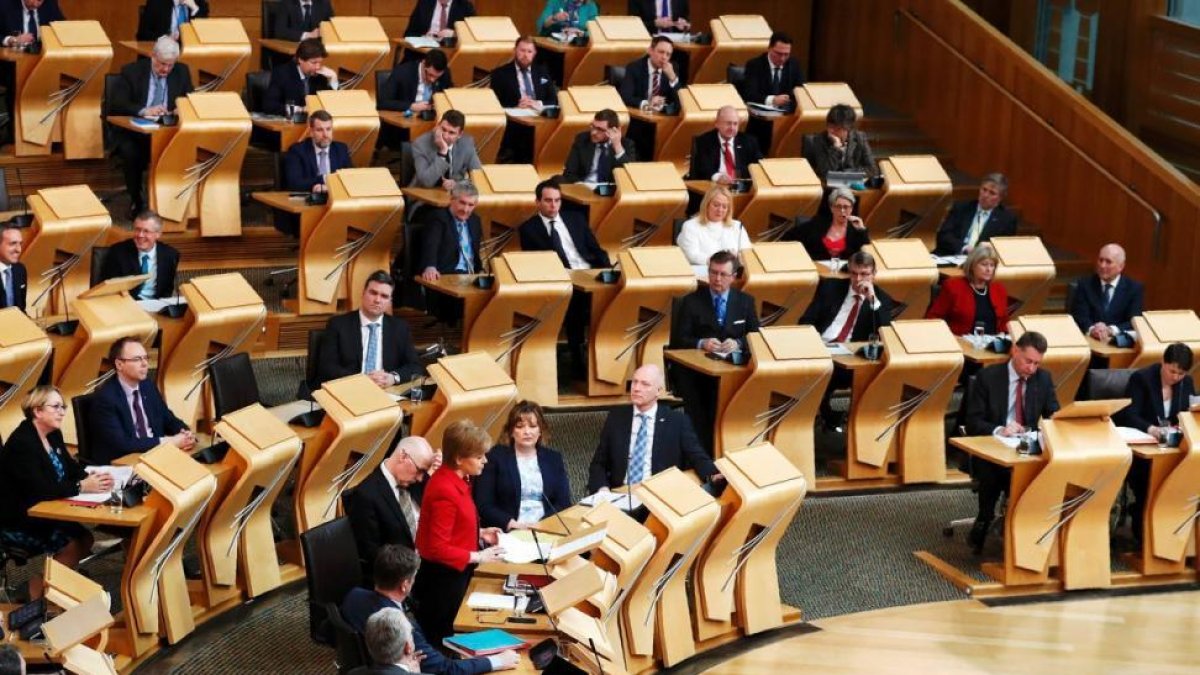 La ministra principal de Escocia, Nicola Sturgeon, interviene momentos antes de la votación del nuevo referéndum en el Parlamento de Escocia.-RUSSELL CHEYNE