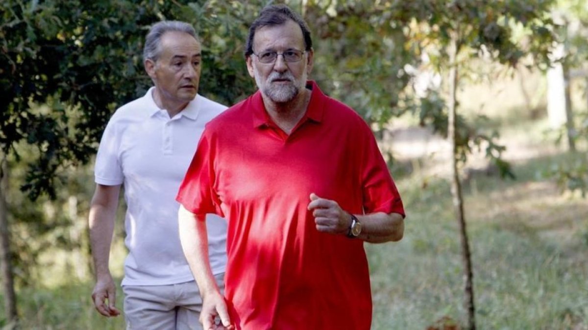 Mariano Rajoy, en su ruta de senderismo por el valle del por el río Umia (Pontevedra).-EFE